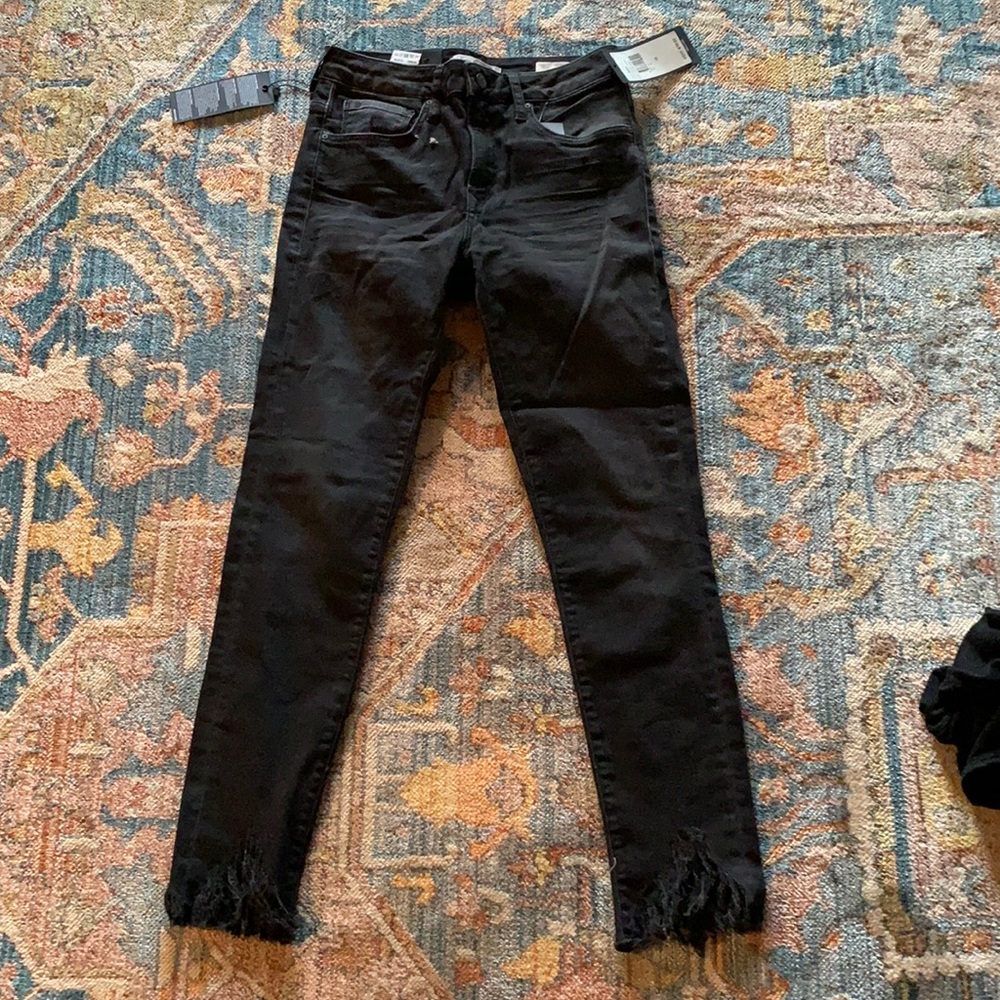 NWT Mavi Tess black “Scarecrow” jeans with distressed bottom